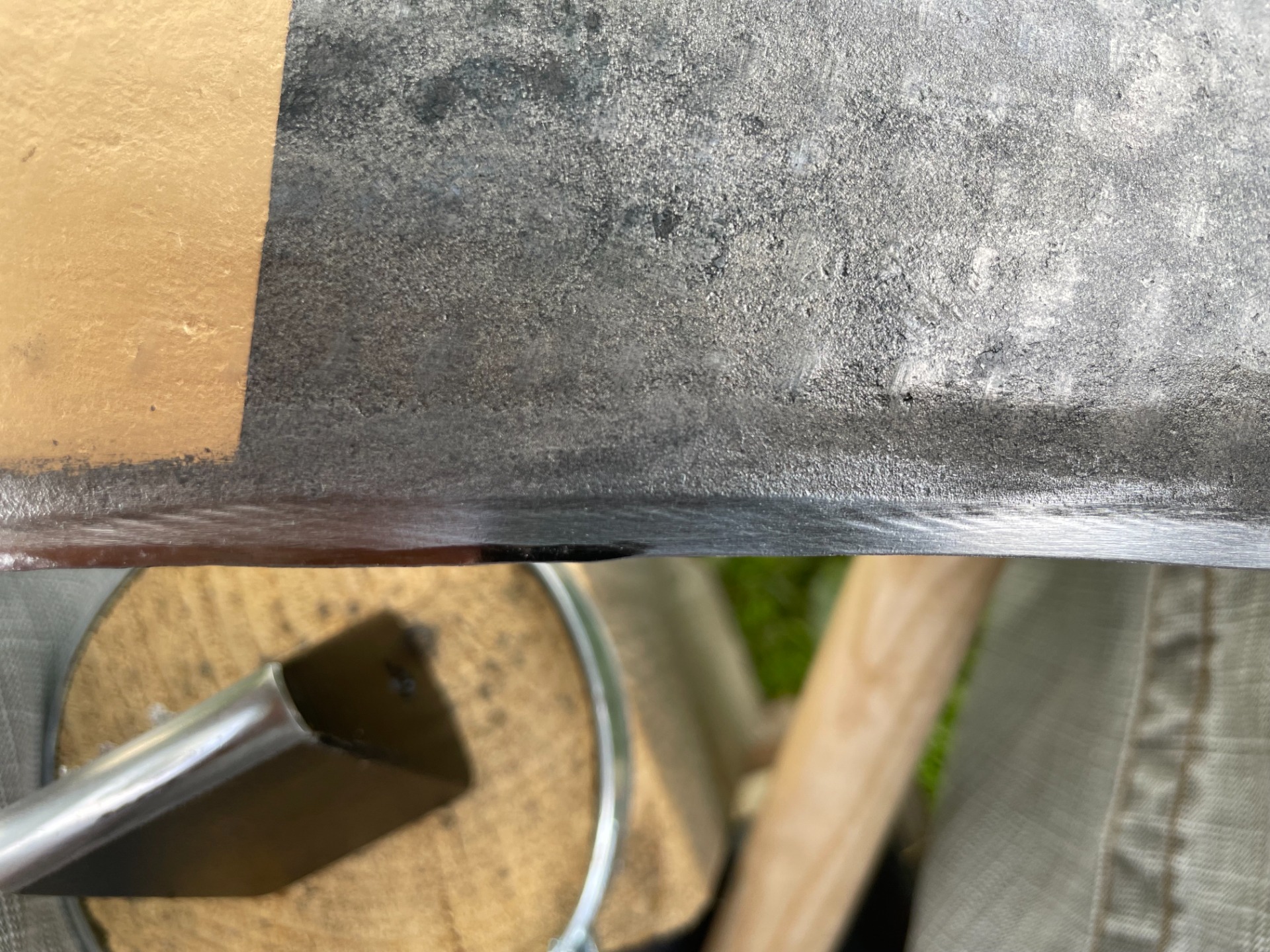 Na matnom ostrí ostávajú po údere kladiva na čepeli lesklé odtlačky, ktoré postupne vytvárajú spojitú linku. Vďaka tomu krásne vidíte kam udierate, a ktorú časť kosy ste už nakovali.